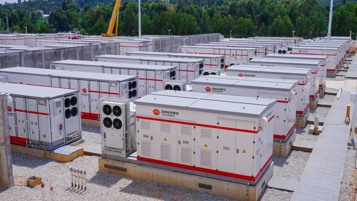 加速新型電力系統(tǒng)構建 鵬輝能源助力大理祥云縣工業(yè)園400MWh共享儲能電站并網(wǎng)