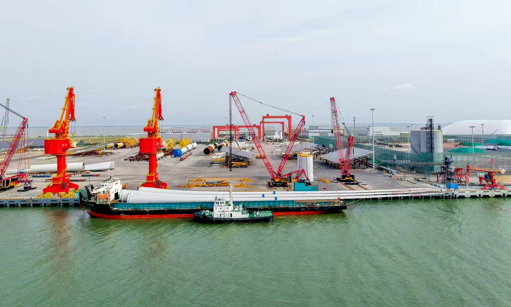 全球最長(zhǎng)葉片、全球最重機(jī)艙順利運(yùn)抵港口