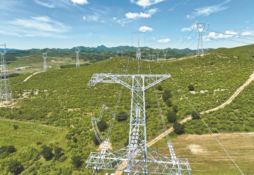 國(guó)網(wǎng)蒙東電力“無(wú)人機(jī)+小飛人升降機(jī)裝置”加快輸電通道建設(shè)