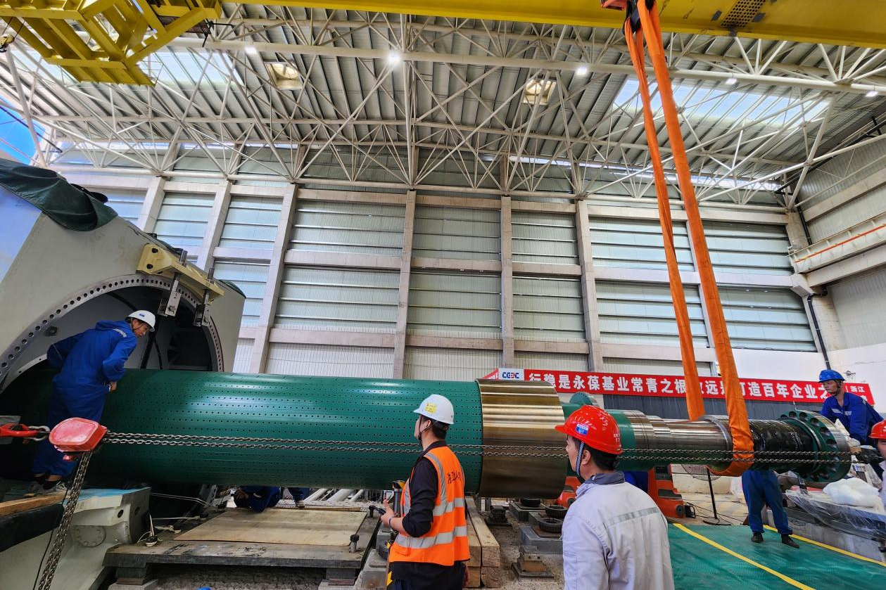 國內(nèi)在建最大燃?xì)怆姀S發(fā)電機(jī)轉(zhuǎn)子穿裝成功